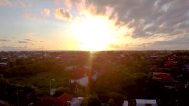 Bali Adası 'nda gün batımı Canggu hava görüntüsü çekimi