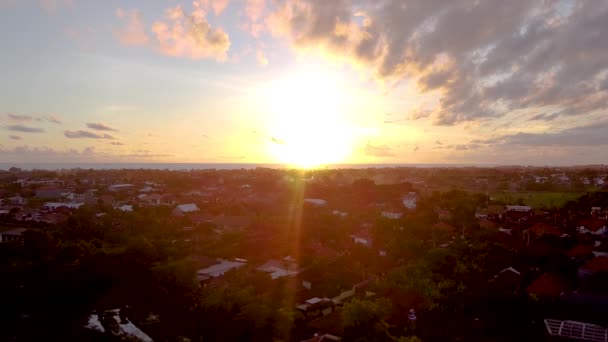 Coucher de soleil sur Bali île de Canggu prise de vue aérienne — Video