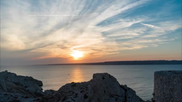 Naplemente a tengeri szikláknál látható napvíz — Stock videók