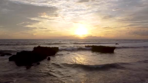 Solnedgång i Bali vågorna bryter på stranden himlen är mycket vacker — Stockvideo