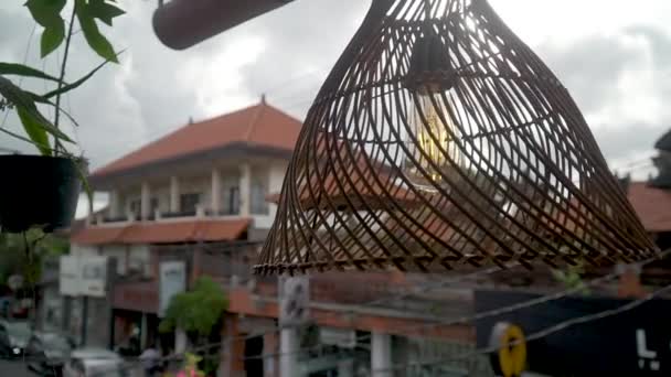 V pozadí domu na Bali Ubud se otáčí slámový stínítko — Stock video