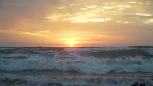Coucher de soleil en bali les vagues se brisent sur la plage le ciel est très beau — Video
