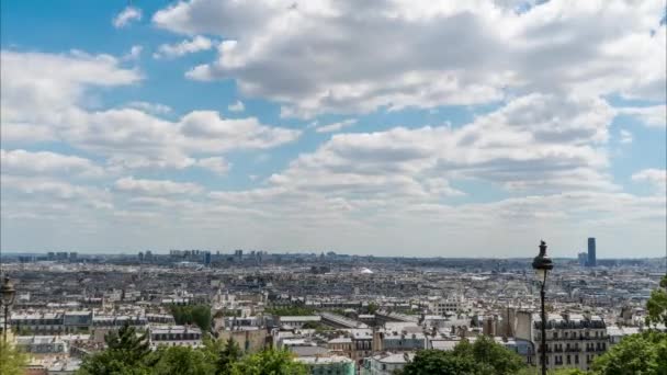 Paryż z wysokości Montmartu chmury latające słoneczna pogoda — Wideo stockowe