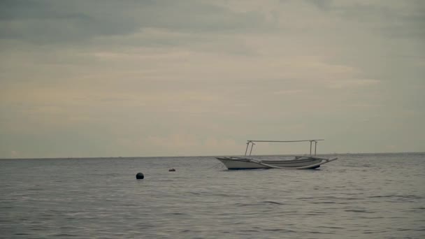 Barco en las olas en Asia en la isla de bali — Vídeos de Stock
