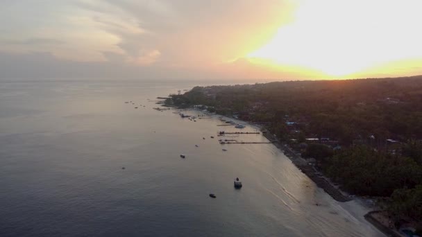 Nascer do sol no oceano bali e costa tiro de vídeo aéreo — Vídeo de Stock