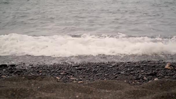 Ondas oceânicas quebrando na praia — Vídeo de Stock