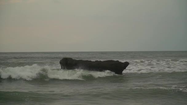 海洋景观和海浪冲破石头和岩石 — 图库视频影像