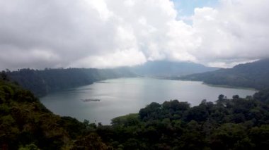 Bali ikizi göl hava manzarası Quadrocopter ile uçuyor