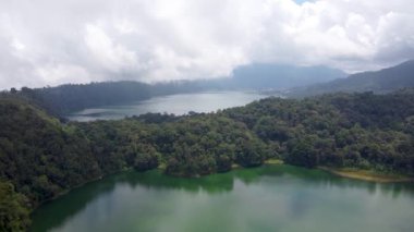 Bali ikizi göl hava manzarası Quadrocopter ile uçuyor