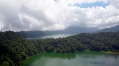 Bali ikizi göl hava manzarası Quadrocopter ile uçuyor