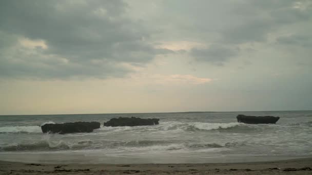海洋景观和海浪冲破石头和岩石 — 图库视频影像