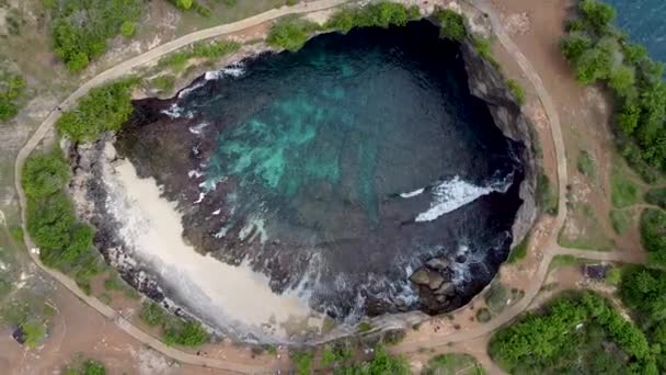 Rozbita plaża na wyspie penida widok z lotu ptaka — Wideo stockowe