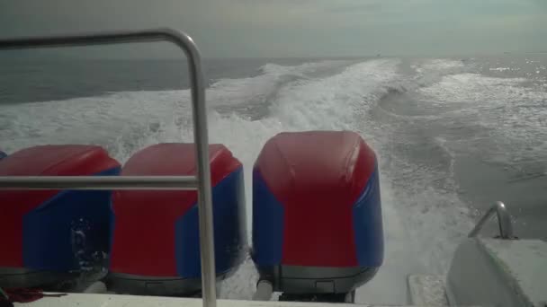 Moteurs sur un bateau se déplaçant sur l'eau à grande vitesse — Video