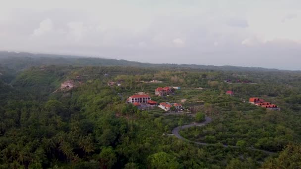 Пенида остров в Индонезии воздушные видео съемки крыш домов и джунглей — стоковое видео