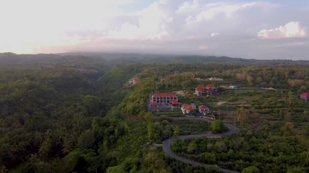 Insel Penida in Indonesien: Luftaufnahmen von Hausdächern und Dschungel — Stockvideo