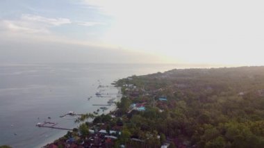 Bali Okyanusu 'nda gün doğumu ve Kıyı Havacılık video çekimi