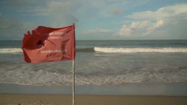 Vlag op het strand met de woorden zwemmen verboden — Stockvideo