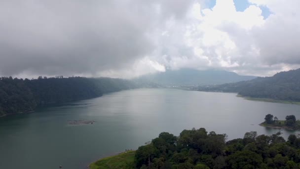 Bali vista aérea del lago gemelo volar en quadrocopter — Vídeo de stock