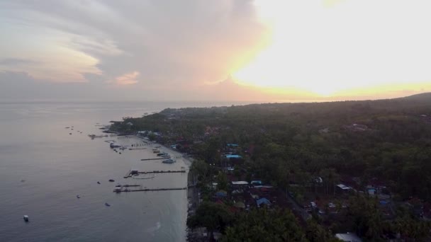 Восход солнца на Бали и береговая воздушная съемка видео — стоковое видео