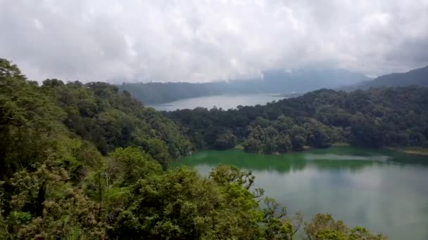 Bali vista aérea del lago gemelo volar en quadrocopter — Vídeo de stock