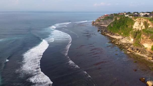 Golven in de rotsen top view video schieten vanuit de lucht Bali Bukit — Stockvideo