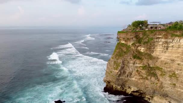 Kayaların tepesindeki dalgalar Bali Bukit havadan çekim yapıyor. — Stok video