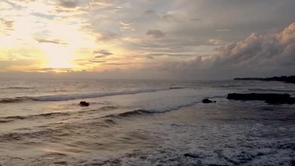 Solnedgång i Bali vågorna bryter på stranden himlen är mycket vacker — Stockvideo