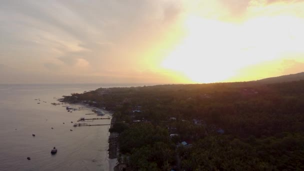 Východ slunce na Bali oceán a pobřeží letecké natáčení videa — Stock video