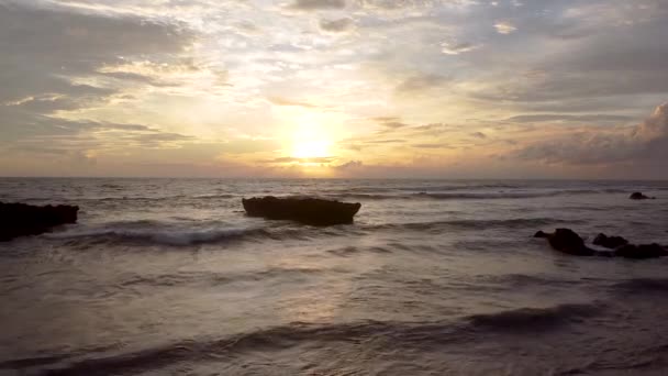 Ηλιοβασίλεμα στο Μπαλί τα κύματα σπάνε στην παραλία ο ουρανός είναι πολύ όμορφος — Αρχείο Βίντεο