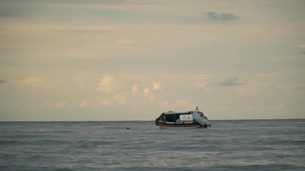 Asya 'da, Bali adasında dalgaların üzerinde bir tekne. — Stok video