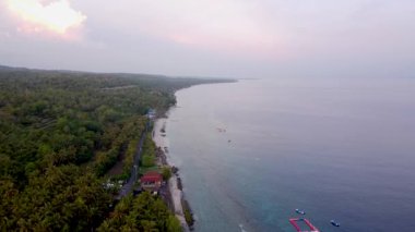 Bali Okyanusu 'nda gün doğumu ve Kıyı Havacılık video çekimi