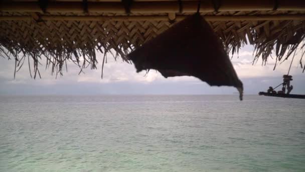 Thatched dak op Penida eiland uitzicht op de oceaan — Stockvideo