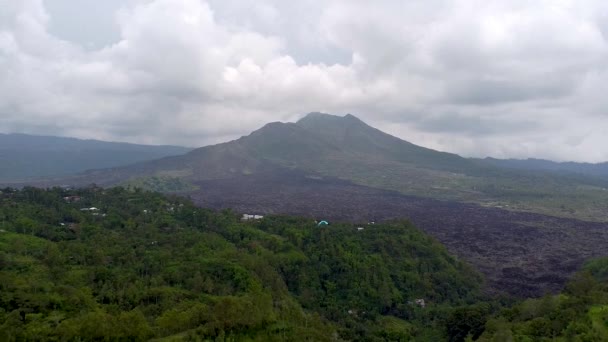 Bali Batur vulkan antenn vy flyger — Stockvideo