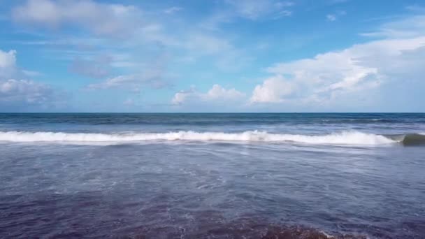 Vågor på stranden slow motion — Stockvideo