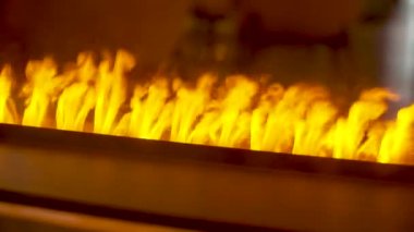 Bir restoranda yapay yangın şeridi yakar.