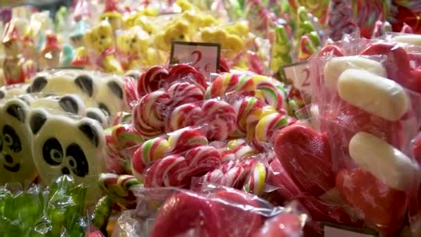 Новогодние леденцы продаются на ярмарке в Таллинне — стоковое видео
