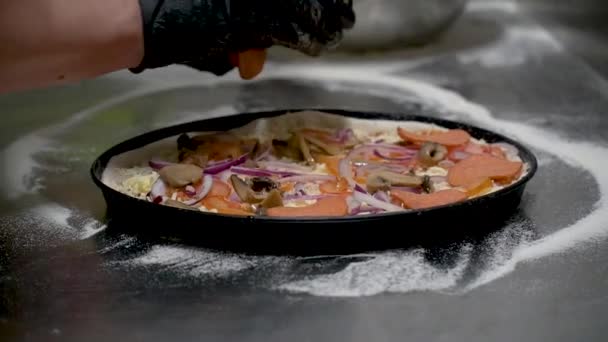 Pizza koken in het frame close-up handen en pizza — Stockvideo