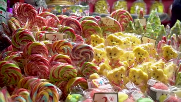 Los muñecos de nieve de piruletas de Año Nuevo se venden en una feria en Tallin — Vídeo de stock