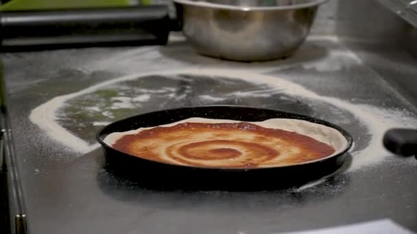 Matlagning pizza i ramen närbild händer och pizza — Stockvideo