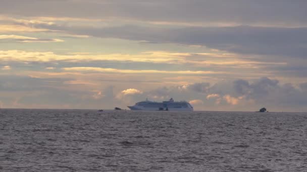 해 가질 때 핀란드만을 따라 항해하는 큰 배 — 비디오