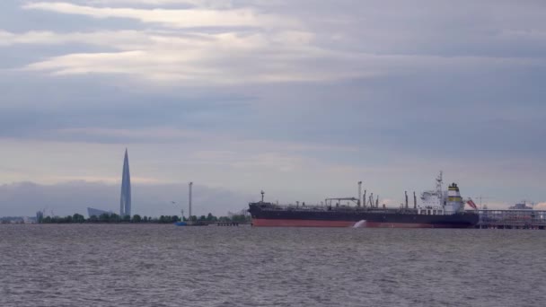 Gran barcaza en la bahía y el agua se derrama de ella — Vídeos de Stock