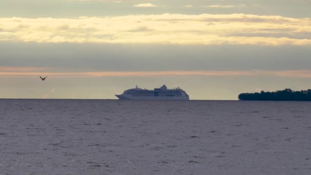 Um grande navio navegando ao longo do Golfo da Finlândia ao pôr do sol — Vídeo de Stock