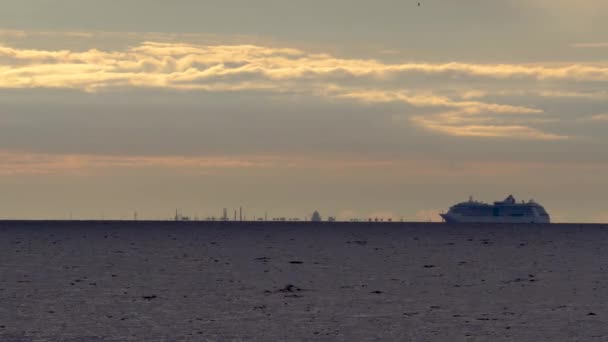 Великий корабель, що пливе вздовж Фінської затоки при заході сонця. — стокове відео