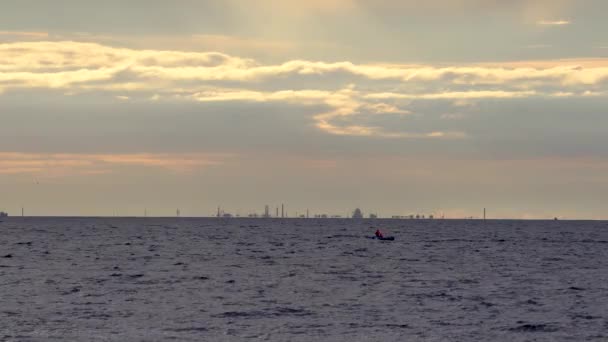 Motorboot vaart bij zonsondergang door de baai — Stockvideo