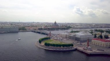 St. Petersburg şehri Vasilievsky adası okunun hava görüntüsü