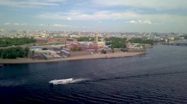 St. Petersburg şehri Neva gemilerindeki Peter ve Paul Kalesi manzaralı.