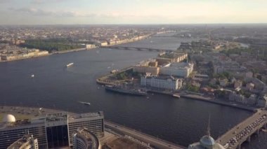 St. Petersburg şehri Kreisay Aurora manzaralı çerçevesi de Neva Nehri 'dir.