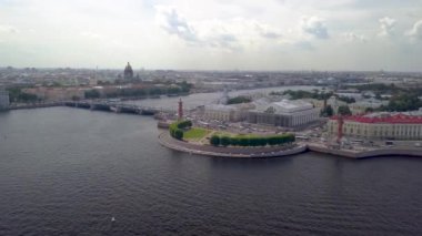 St. Petersburg şehri Vasilievsky adası okunun hava görüntüsü