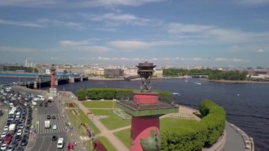 St. Petersburg 'da. Çerçevede Vasilyevsky Adası 'nın tükürüğü var. Raster sütunları uçuşuyor