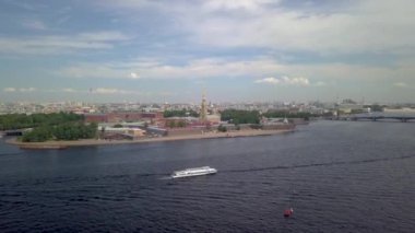 St. Petersburg şehri Neva gemilerindeki Peter ve Paul Kalesi manzaralı.